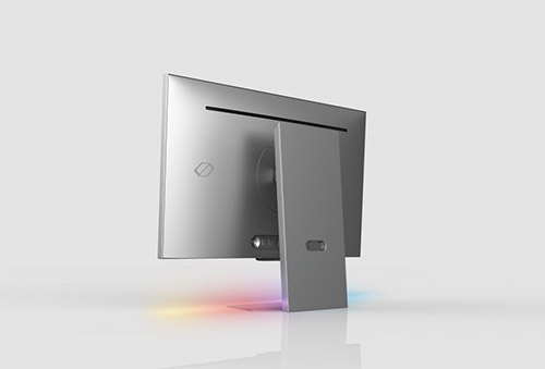 Vista posteriore di un monitor argentato con base, su sfondo bianco. Una striscia nera orizzontale nella parte superiore.