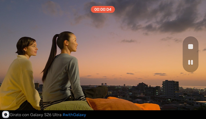 due donne guardano il tramonto su una terrazza