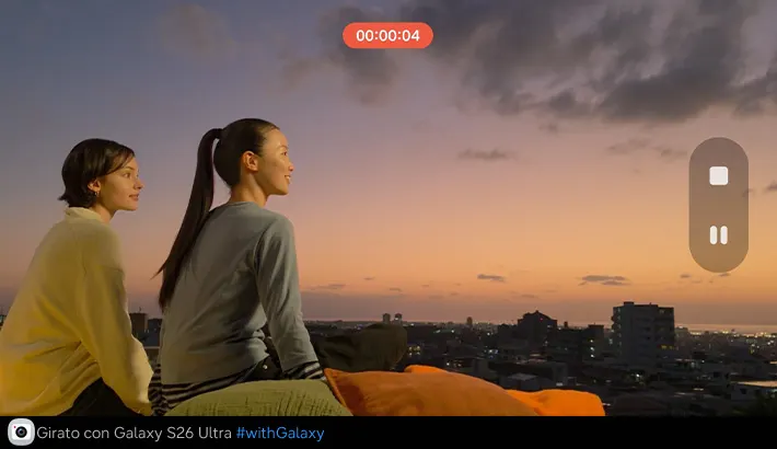 due donne guardano il tramonto su una terrazza