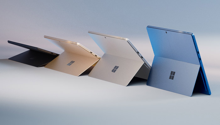 File di tablet Microsoft Surface in nero, oro, argento e blu, tutti aperti.