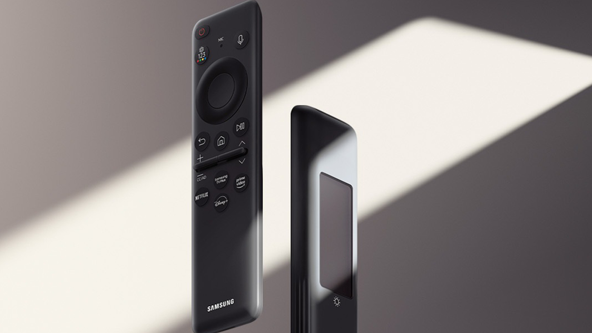 Due telecomandi Samsung su sfondo neutro. Uno mostra pulsanti, l'altro un pannello solare per la ricarica.