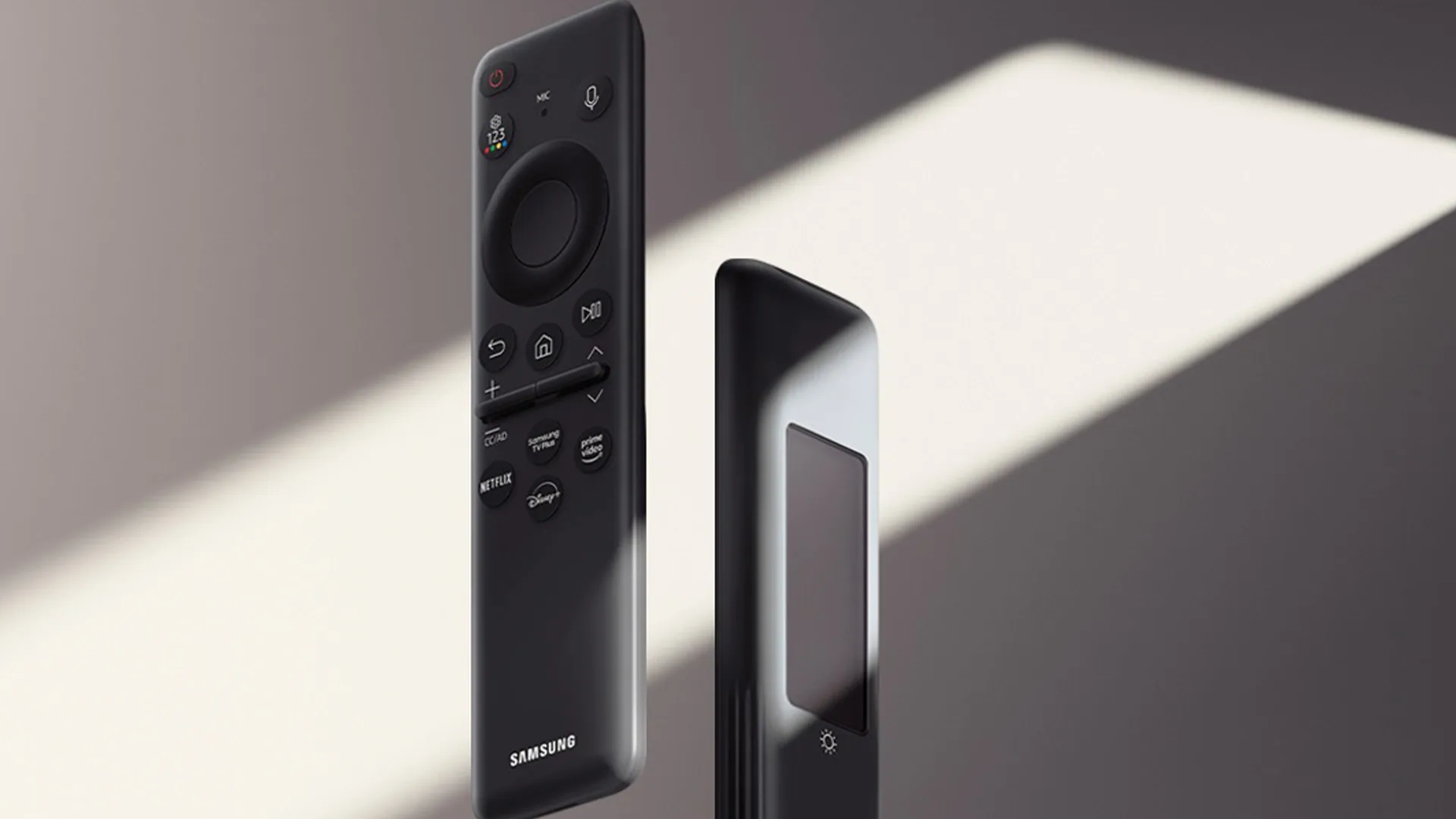 Due telecomandi Samsung su sfondo neutro. Uno mostra pulsanti, l'altro un pannello solare per la ricarica.