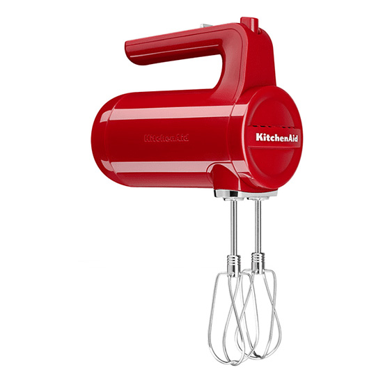 Frusta elettrica rossa KitchenAid con due fruste in metallo, su sfondo bianco.