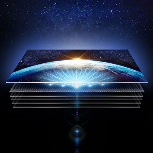 Strati multipli su sfondo scuro stellato. In alto, immagine di una terra azzurra con sole nascente e reticolo luminoso blu.