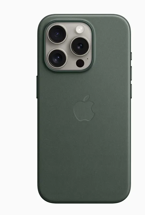 Vista posteriore di un telefono verde con tre obiettivi della fotocamera e logo Apple.