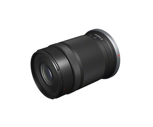 Obiettivo nero per fotocamera su sfondo bianco. L'obiettivo ha una ghiera zigrinata e un anello rosso.