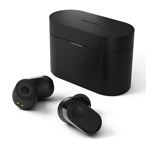 Custodia nera per auricolari wireless Philips e due auricolari neri su una superficie bianca.
