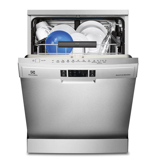 Lavastoviglie aperta, carica di piatti bianchi e una ciotola blu, posizionati su una griglia metallica. Pannello comandi frontale.