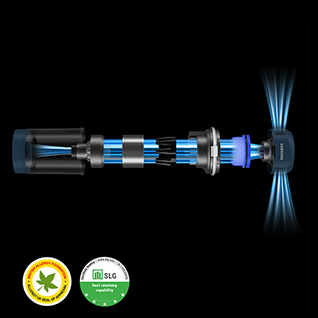 Lampada LED blu su sfondo nero. Due loghi rotondi in basso. Uno mostra una foglia, l'altro testo verde.