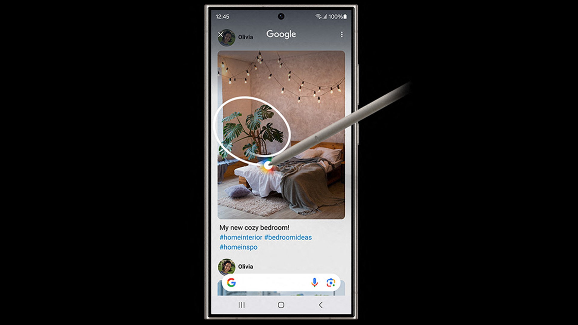 Schermata di cellulare con letto, luci e pianta. Una penna tocca il letto. Testo include hashtag e nome profilo.