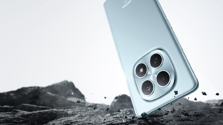 smartphone che cade su superficie rocciosa