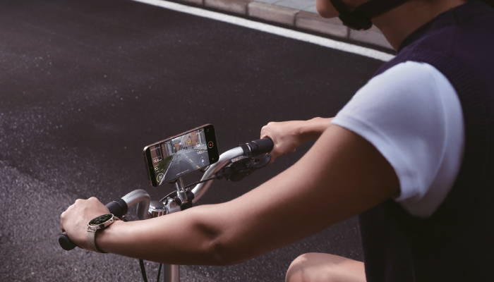 parte di un uomo su una bici. L'uomo ha al polso un orologio xiaomi