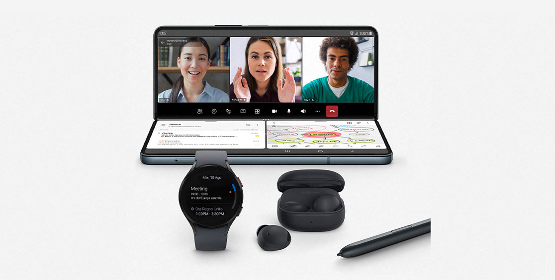 Tablet aperto con videochiamata, orologio, auricolari e stilo su sfondo bianco.