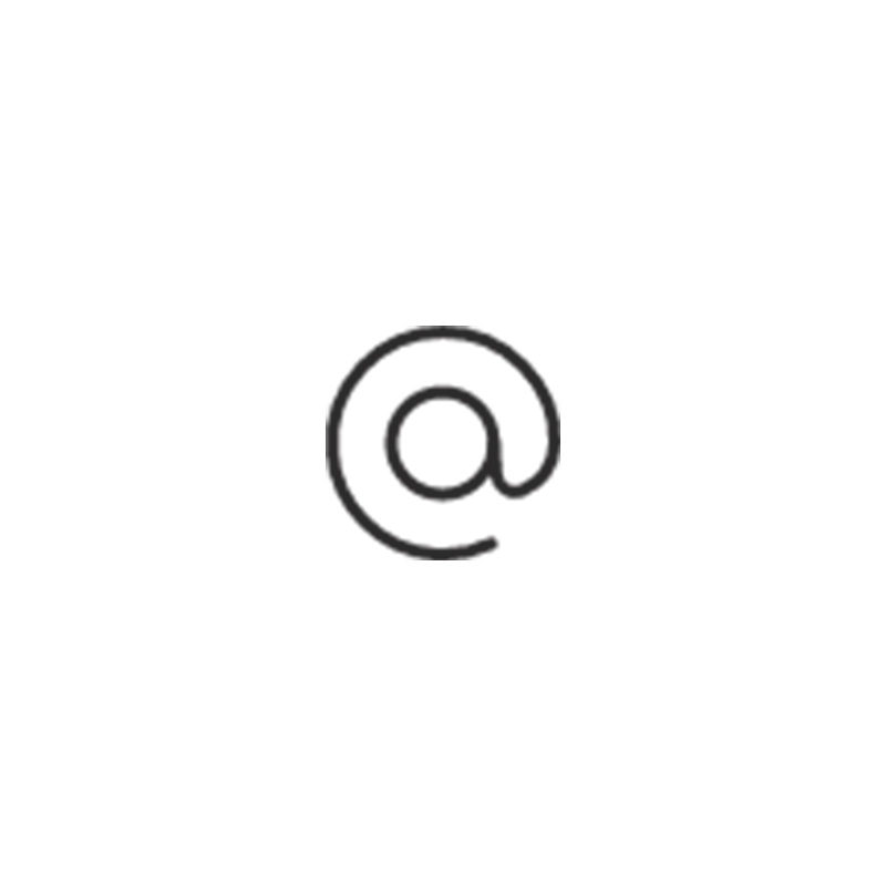 Su sfondo bianco, simbolo "@" nero stilizzato, usato negli indirizzi email.