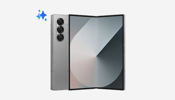 Un telefono pieghevole grigio con tre obiettivi circolari è aperto, mostrando un display con un motivo semicircolare grigio.