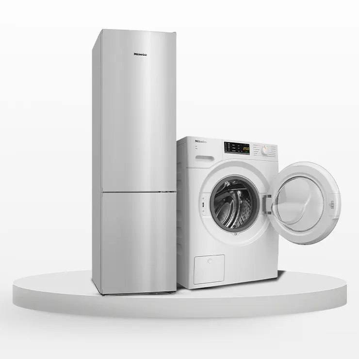 Frigorifero bianco a due scomparti e lavatrice con obl� aperto su una piattaforma bianca. Fondo bianco uniforme.