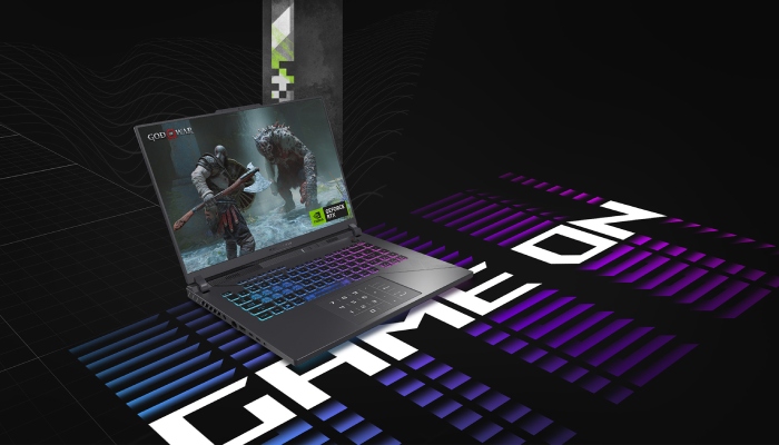 Un portatile acceso con sullo sfondo 2 personaggi/mostri di un videogioco . Vicino al portatile la scritta "Game On"