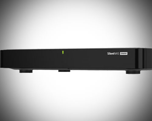 Unit� nera SilentNAS con luce verde, su sfondo bianco sfumato. Quattro piedini la sollevano leggermente.