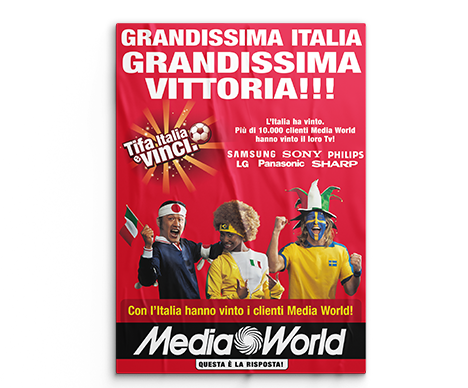 Manifesto rosso con tifosi in maglie giallo-bianche e blu, che celebrano una vittoria sportiva. Logo MediaWorld in basso.