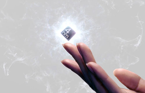 Mano che punta verso un cubo grigio con la scritta "4 nm" su sfondo bianco sfumato.