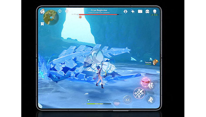 Schermo di tablet che mostra un personaggio di un videogioco di fronte a una creatura di ghiaccio in un ambiente azzurro.