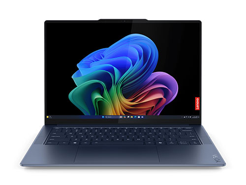 Ecco un computer portatile aperto su uno sfondo bianco. Lo schermo mostra un motivo astratto arcobaleno.