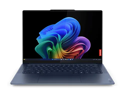 Ecco un computer portatile aperto su uno sfondo bianco. Lo schermo mostra un motivo astratto arcobaleno.