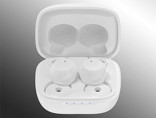 Custodia bianca aperta con auricolari wireless bianchi all'interno, con indicatori luminosi.