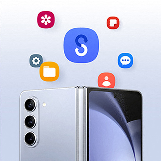 Un telefono pieghevole argento con tre obiettivi fotocamera, sovrapposto a icone colorate su sfondo chiaro.