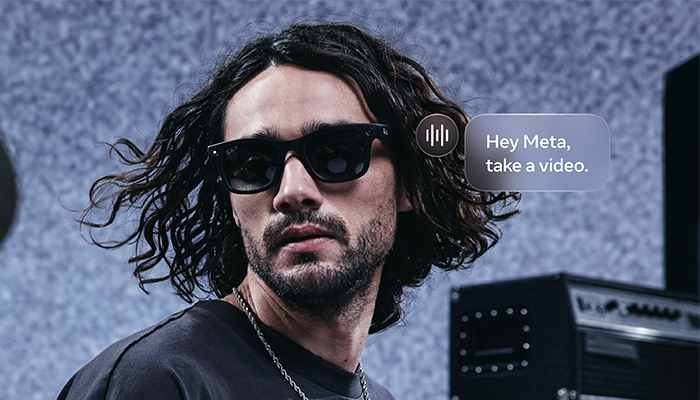 uomo dai capelli neri con addosso un paio di occhiali ray-ban e vicino il prompt "hey meta take a video"