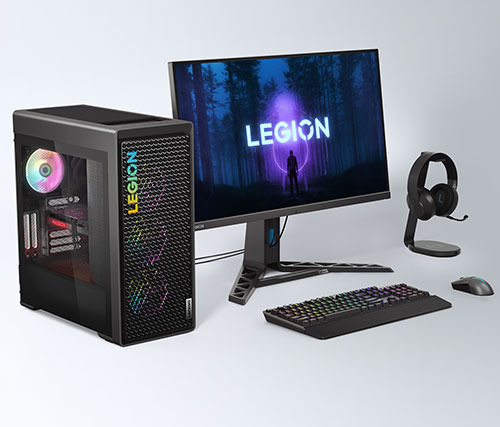 Computer da gaming nero con monitor che mostra il logo Legion, tastiera, cuffie e mouse su sfondo bianco.
