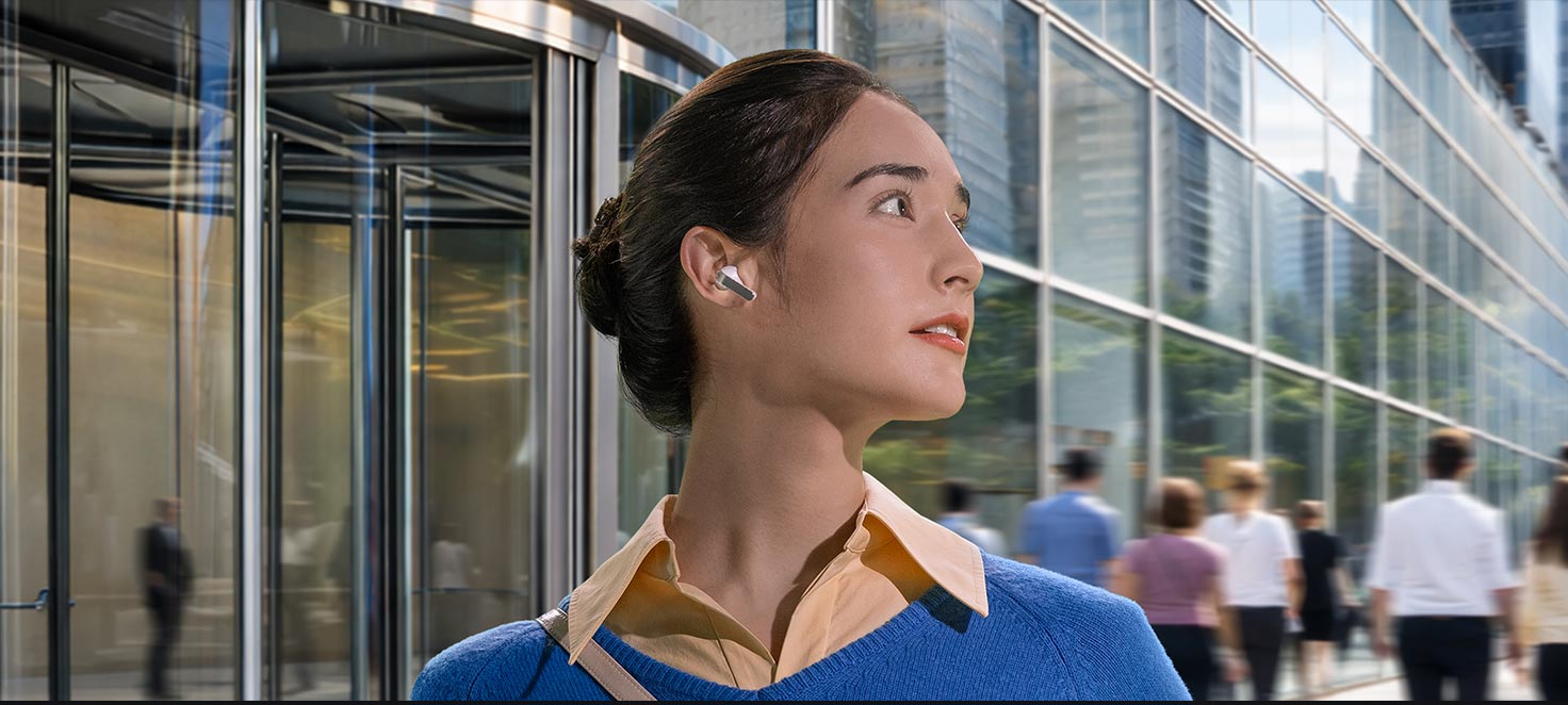 una donna in giro per la città con indosso gli auricolari buds4 pro