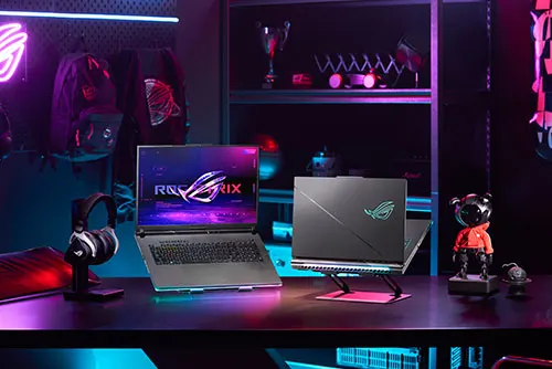 Cuffie e due portatili su una scrivania illuminata al neon, con scaffali sullo sfondo. Un portatile � aperto e l'altro � chiuso.