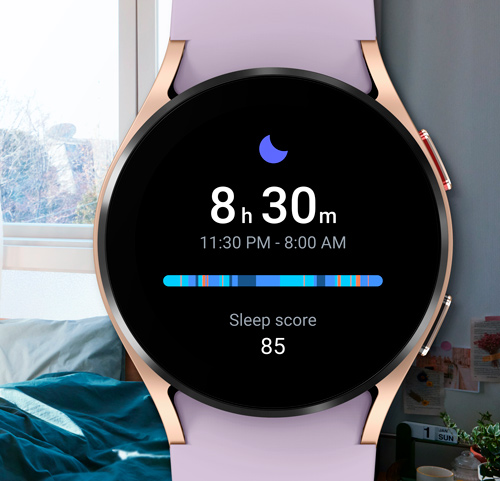 Orologio smart con schermo che mostra 8 ore e 30 minuti di sonno, con punteggio di 85, cinturino lilla. Letto e finestra sullo sfondo.