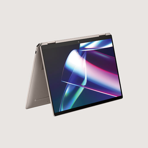 Un laptop aperto mostra uno schermo con grafica astratta blu, bianca e viola, su sfondo beige.