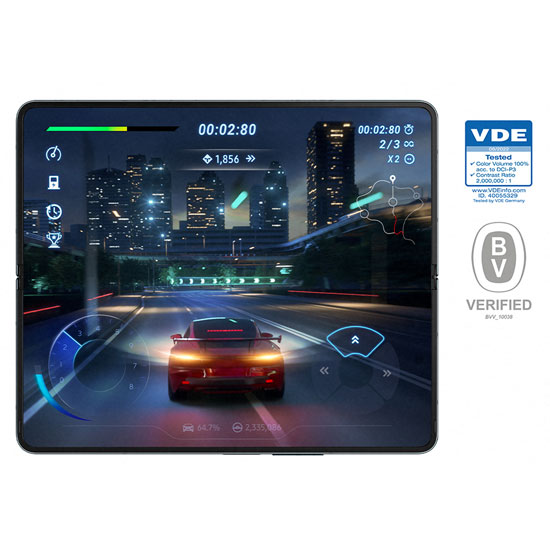 Schermo che mostra un gioco di corse automobilistiche di notte in una citt� con grattacieli illuminati.