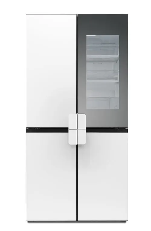 Frigorifero a quattro ante bianco e grigio con maniglie quadrate e ripiani interni visibili.