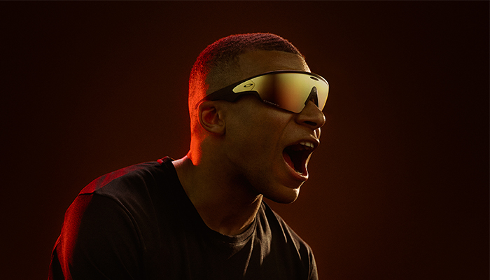 Mbappe ripreso di profilo mentre esulta e indossa degli occhiali oakley