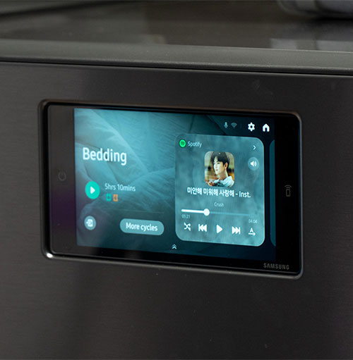 Schermo integrato mostra impostazioni "Bedding" e Spotify con comandi. Scritte in coreano visibili.