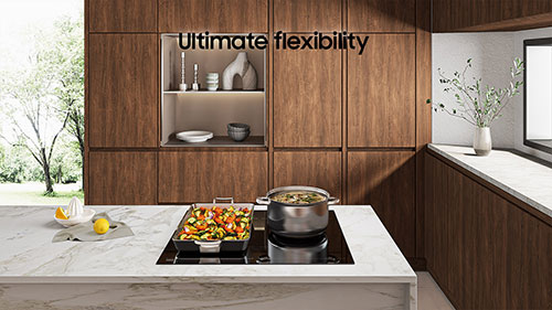 Cucina moderna con mobili in legno, piano cottura con pentola e verdure. Finestra con luce naturale e decorazioni minimaliste.