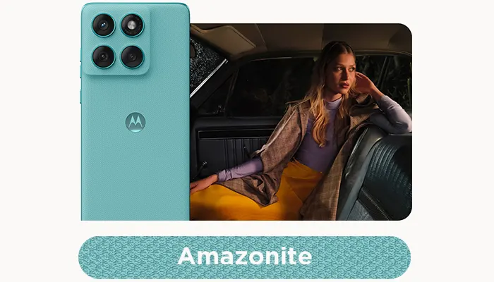 Telefono turchese con quattro obiettivi accanto a una donna in auto con gonna gialla.