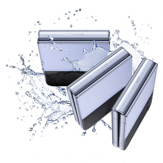 Tre saponette rettangolari argentate sono circondate da schizzi d'acqua su sfondo bianco.