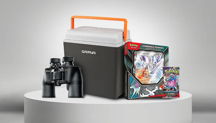 Binocolo nero, borsa frigo grigia con manico arancione e confezione di carte Pok�mon su una piattaforma bianca.