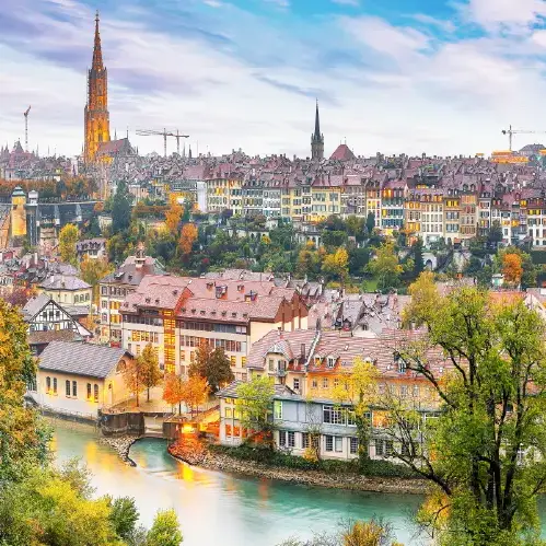 Panorama di una città con fiume