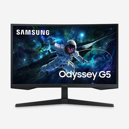Monitor Samsung nero su sfondo bianco. Sullo schermo, astronauta fluttua nello spazio con scritta "Odyssey G5".