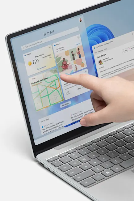 Un computer portatile mostra un display con widget, una mappa e una mano che interagisce con lo schermo. La tastiera � visibile.