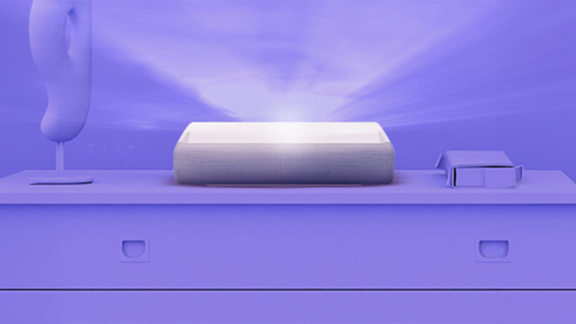 Proiettore bianco su un mobiletto viola con un oggetto a forma di orecchio e una scatola. Fari luminosi illuminano lo sfondo.