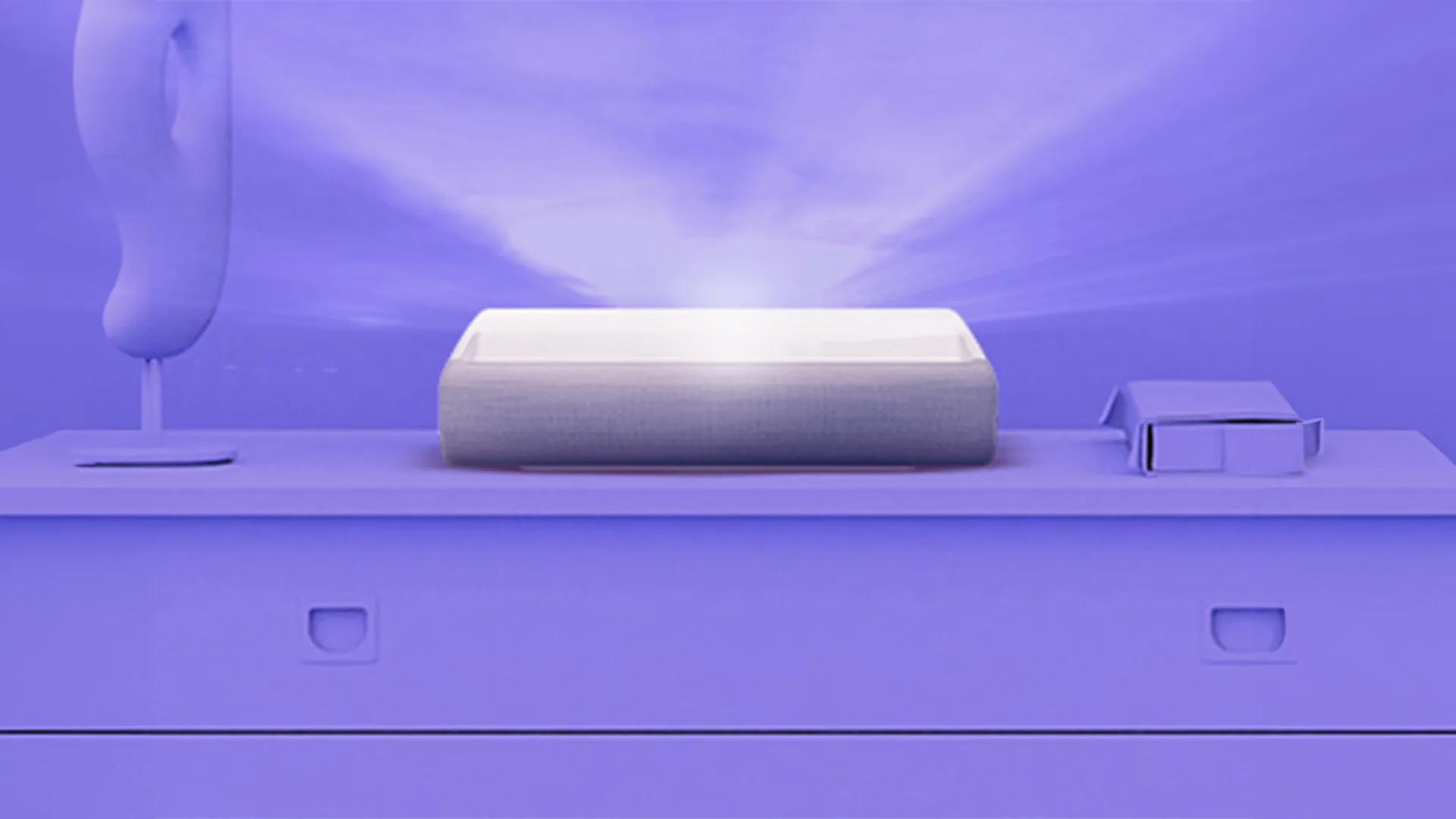 Proiettore bianco su un mobiletto viola con un oggetto a forma di orecchio e una scatola. Fari luminosi illuminano lo sfondo.