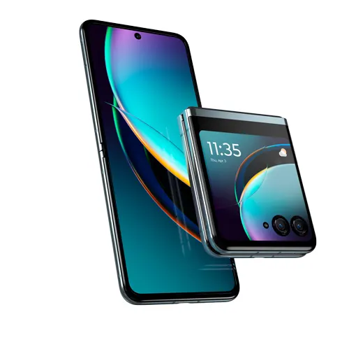 Due smartphone: uno aperto con schermo ampio e uno piegato che mostra l'ora. Entrambi hanno sfondi colorati.