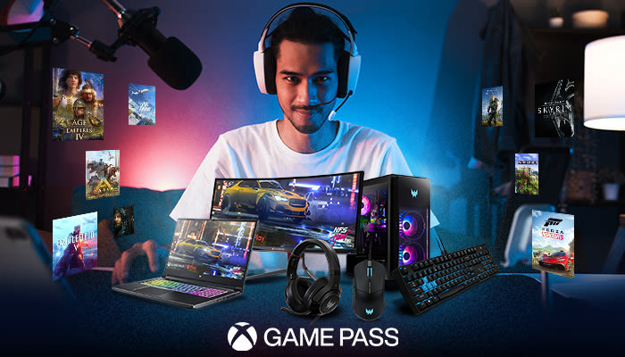 Uomo con cuffie davanti a laptop, monitor, PC, mouse e tastiera. Logo Xbox Game Pass in basso. Sfondi di videogiochi fluttuanti.
